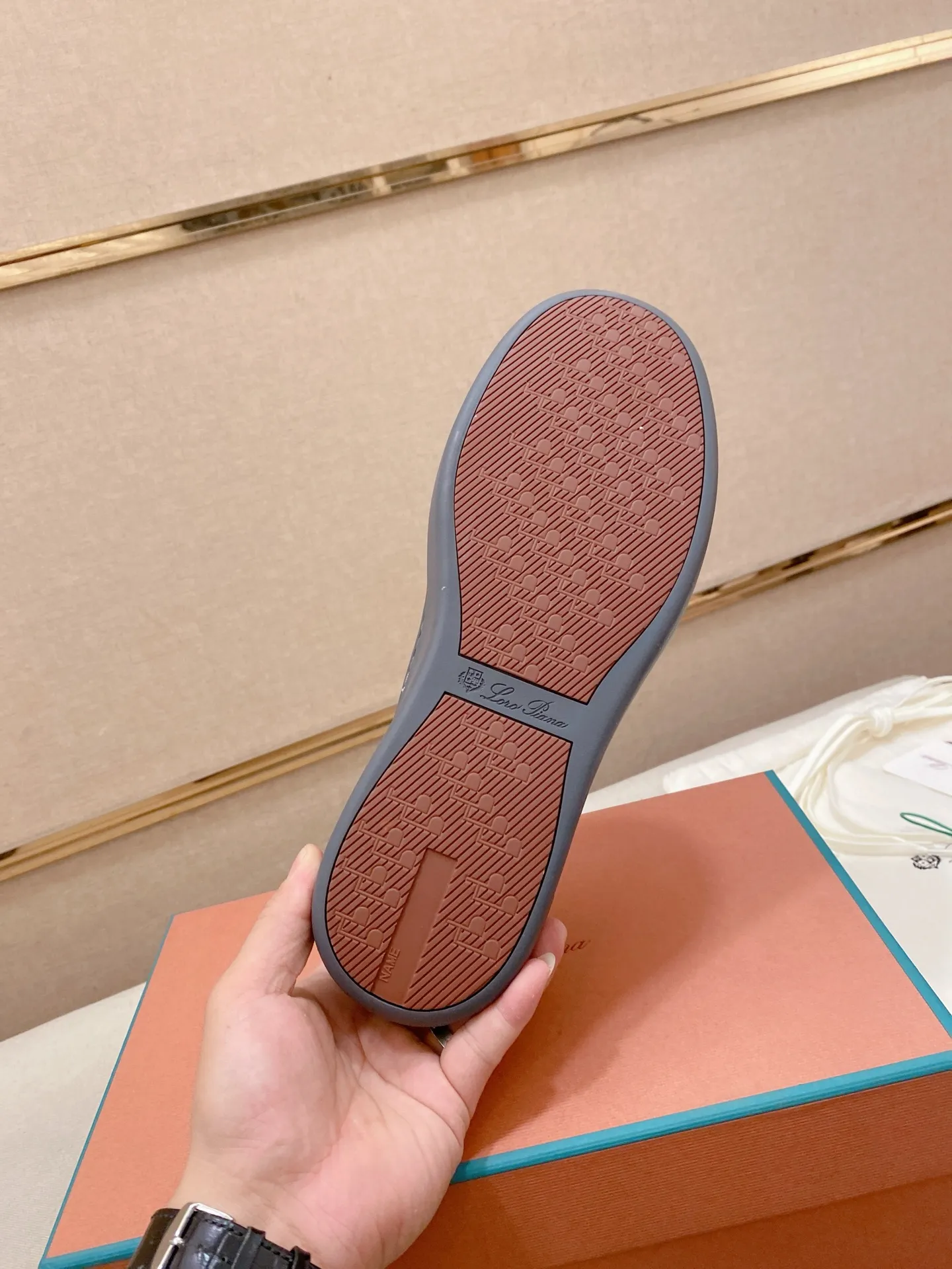 Men's shoes💰: 580💰🔥𝐥𝐨𝐫𝐨 𝐏𝐢𝐚𝐧𝐚 lp classic loafers, an Italian treasure brand, the only brand that can match Hermès! Only after wearing it do we realize that we can’t live up to our feet. The upper is made of imported first-layer cowhide with breathable fly-knit fabric, water-dyed cowhide foot pads, and the official original glass rubber outsole and pendant. Exclusive original packaging (tag ➕ brand paper ➕ outer box ➕ hand bag) code number: 38-44. Can be customized 45-46